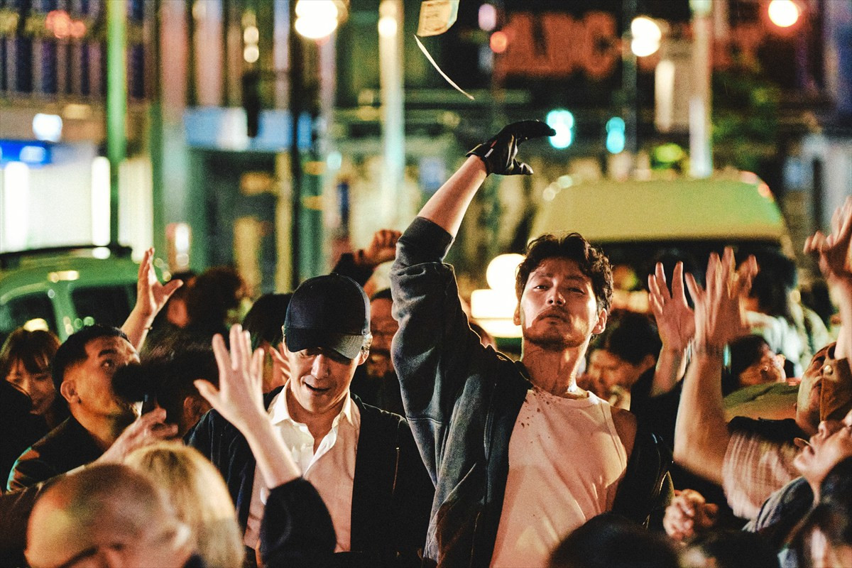 『TOKYO BURST』水上恒司×ユンホ“史上最悪のバディ”が火花散らす！　新宿バトルを予感させる場面写真一挙解禁