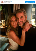 ジェニファー・アニストン、7歳年下・催眠術師の恋人との2ショット投稿　※「ジェニファー・アニストン」Instagram