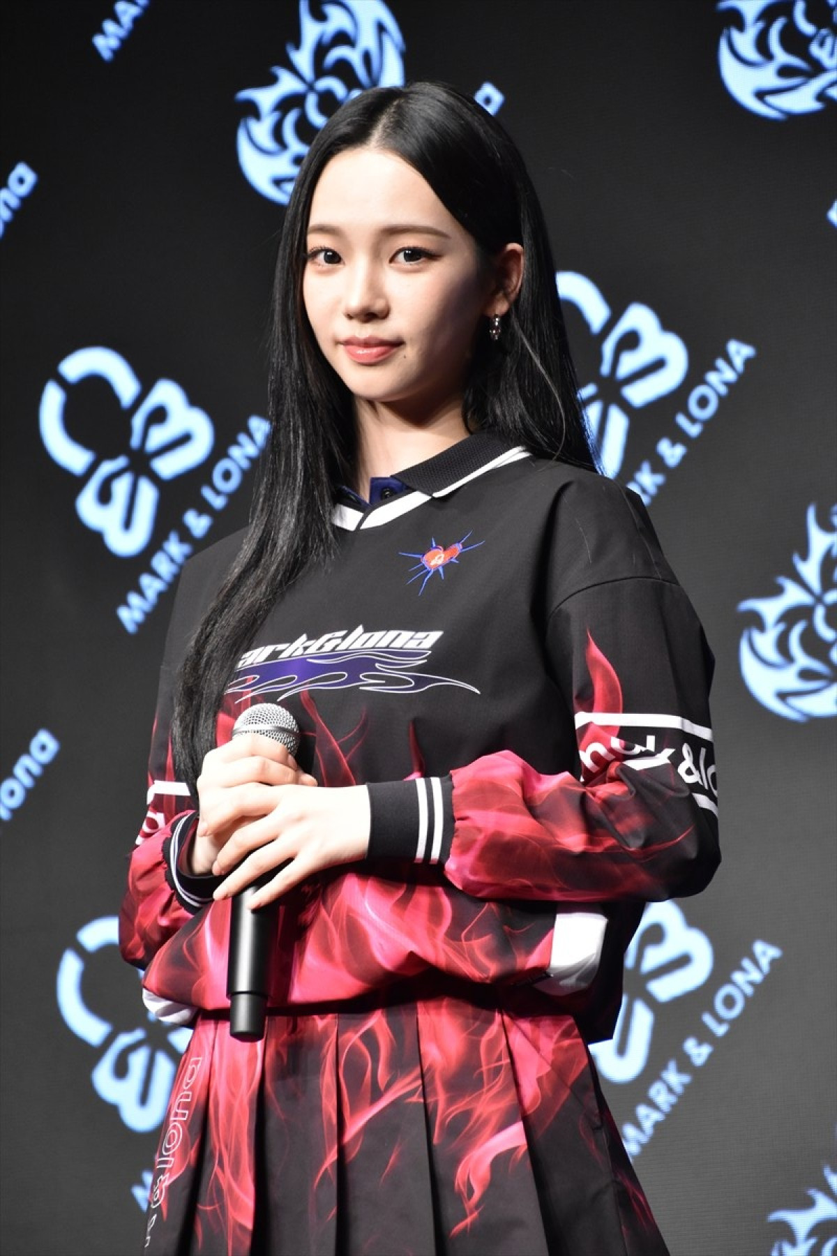 aespa・KARINA、黒とピンクのゴルフウェア姿で登場　『MARK ＆ LONA』新ブランドアンバサダー就任