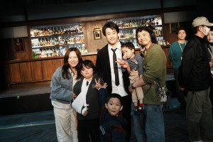 映画『BYE BYE LOVE 探偵はBARにいる』ファミリーデイの様子