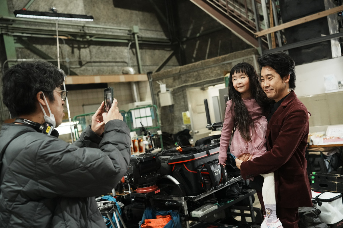 大泉洋×松田龍平『BYE BYE LOVE 探偵はBARにいる』ファミリーデイを開催　笑顔でファミリー達と交流