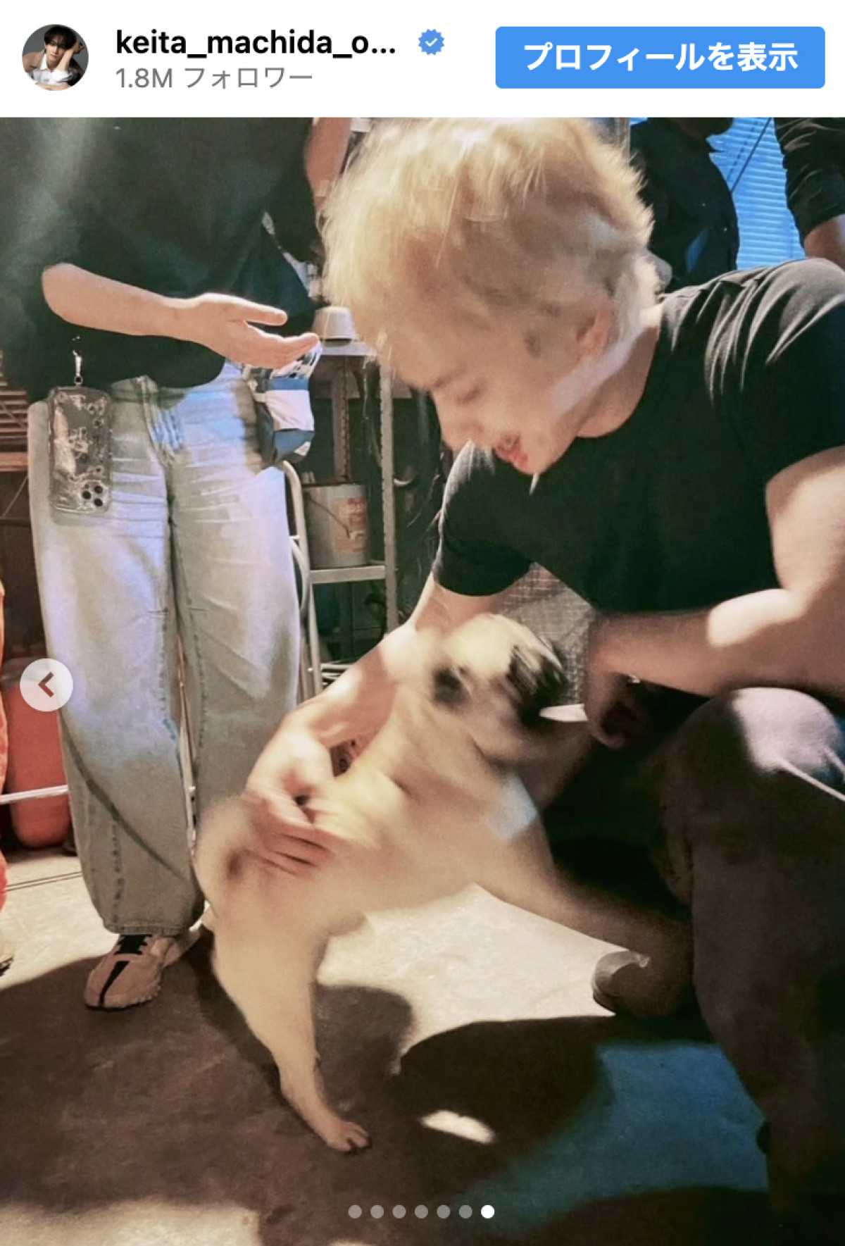 人気イケメン俳優、ごりごりタトゥー姿　“愛犬”と戯れるギャップに「メロメロな表情がいい」