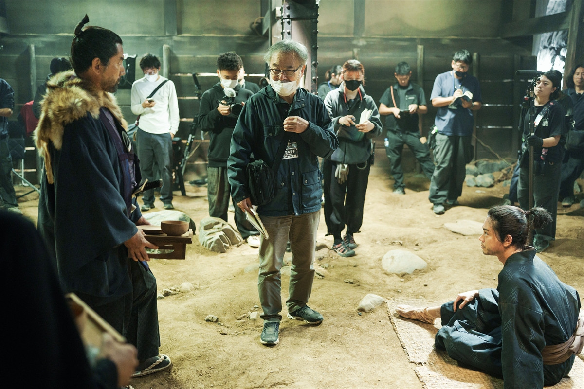 本木雅弘主演×黒沢清監督『黒牢城』、豪華キャストが“新しい時代劇映画の古典”に挑んだ舞台裏に迫る！【撮影現場レポート】