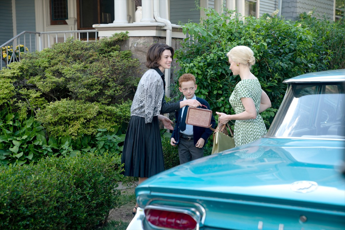 アン・ハサウェイ×ジェシカ・チャステイン『隣人たち』場面写真10点が一挙解禁