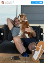 愛犬を膝に乗せソファでくつろぐ恋人ジム・カーティス　※「ジェニファー・アニストン」インスタグラム