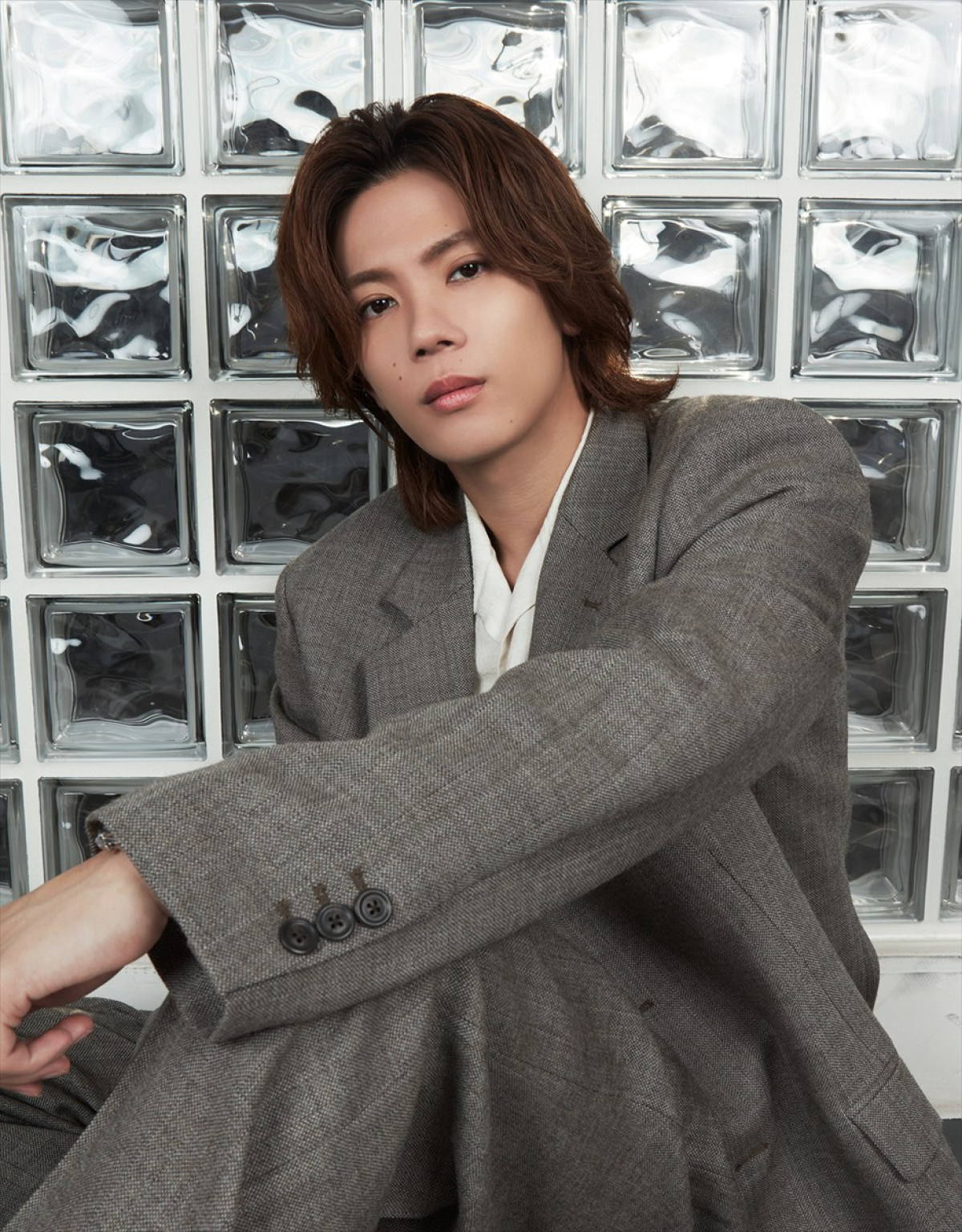 Number_i神宮寺勇太、紺色のスーツ姿でスマートな演技披露　「ムヒベタV液」TVCM登場　