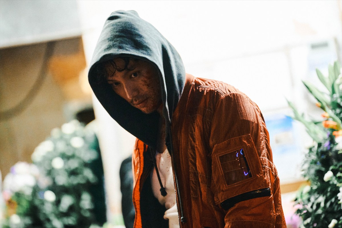 福士蒼汰のパンプアップした肉体際立つ!『TOKYO BURST』“最狂ヴィラン”場面写真解禁