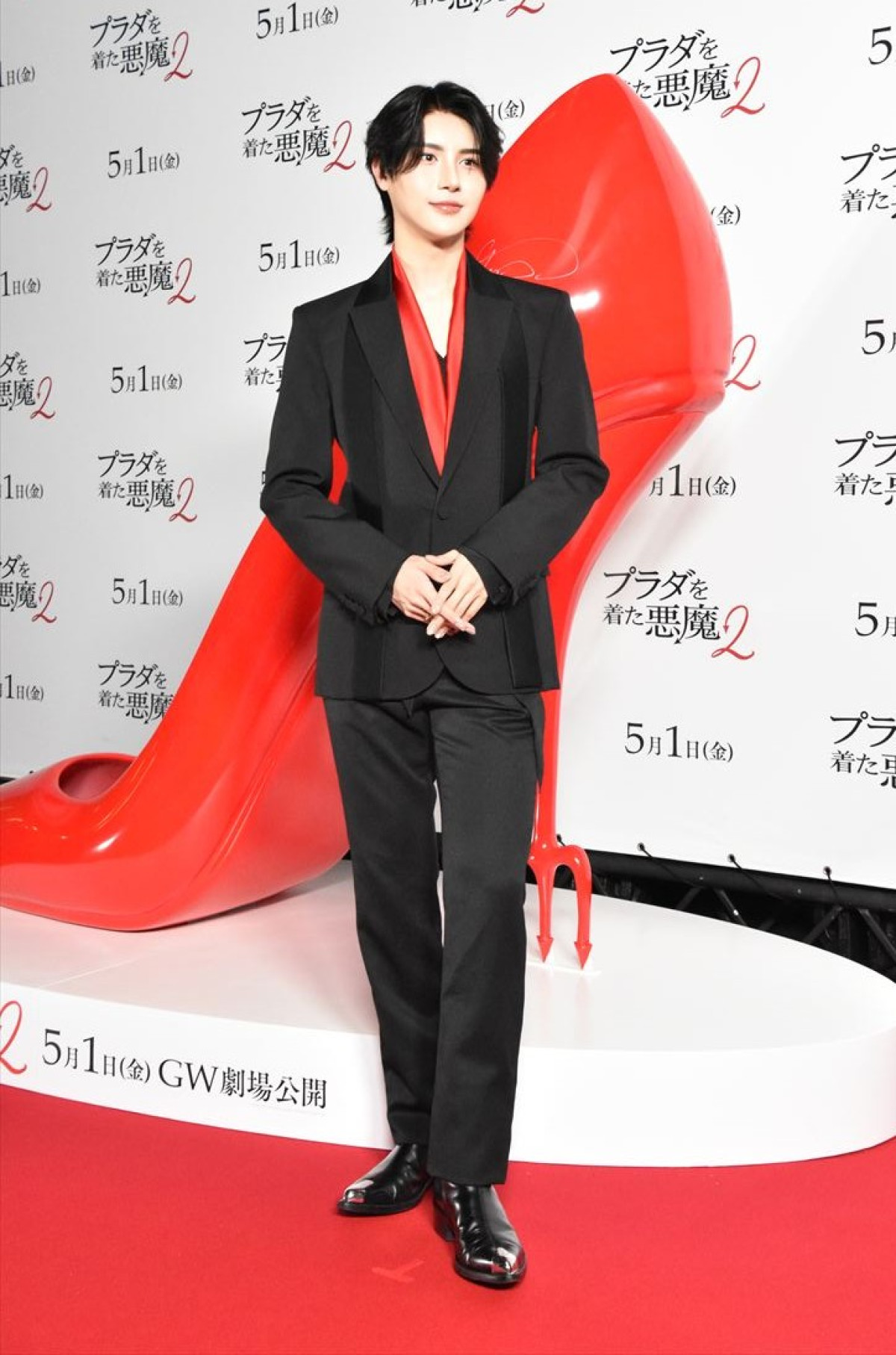 TWICE・MOMO＆SANA『プラダを着た悪魔２』をイメージした真っ赤なドレスで登場！ジャパンアンバサダーに就任