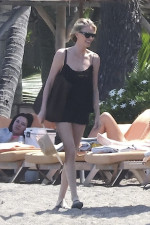 ハワイのビーチで目撃されたシャーリーズ・セロン