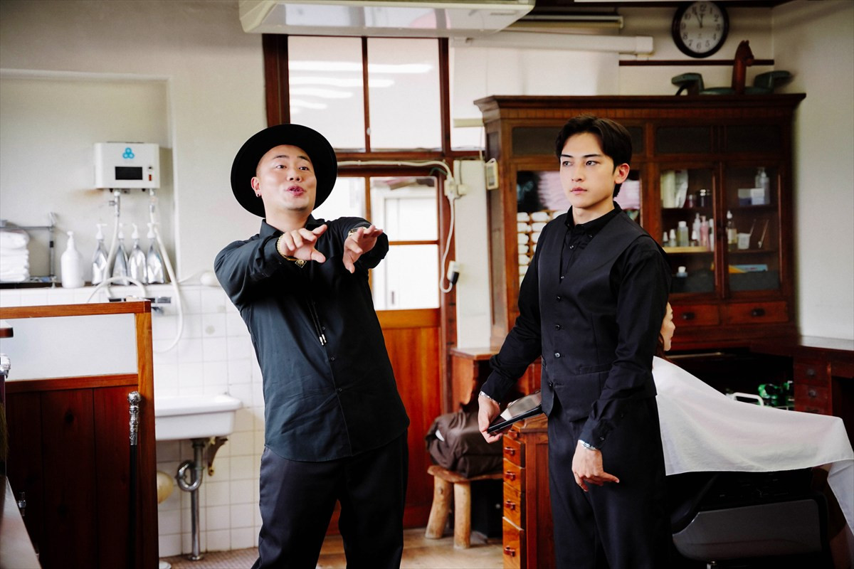 映画『死神バーバー』岡部大、平井亜門ら18名の追加キャストが発表　場面写真も解禁に