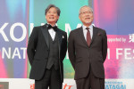 「第4回横浜国際映画祭」レッドカーペットに登場した唐沢寿明、神康幸（『ミステリー・アリーナ』）