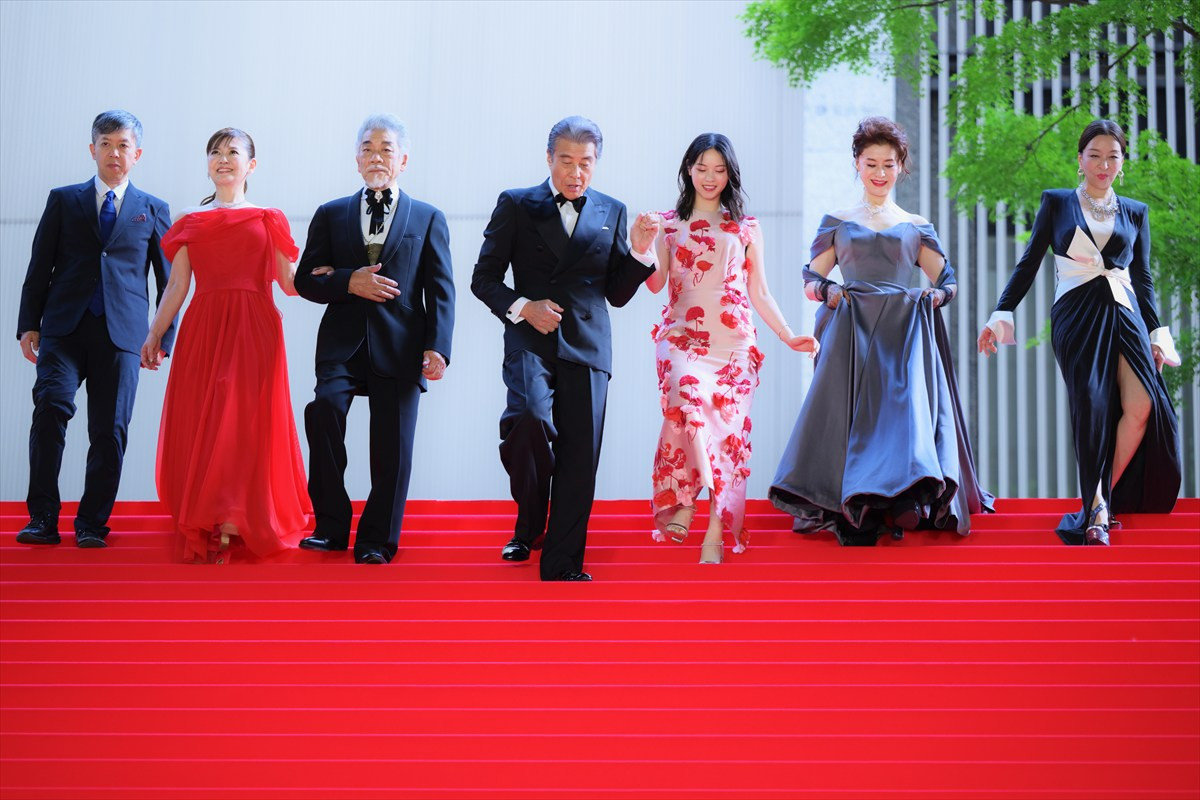 舘ひろし、ドレス姿の西野七瀬を華麗にエスコート！ 「この映画は西野君にかかっています」