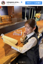 バーテンダーに扮した中川安奈　※「中川安奈」Instagram