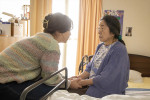 ドラマ『銀河の一票』より（左から）野呂佳代（月岡あかり役）、木野花（鴨井とし子役）