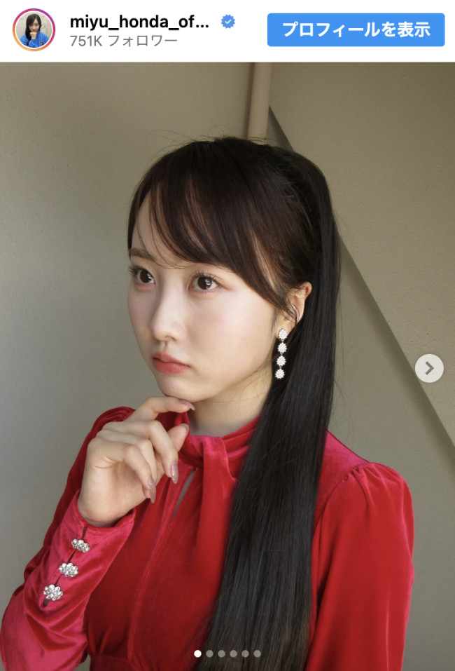 本田望結、ほっそりドレス姿を披露　※「本田望結」Instagram