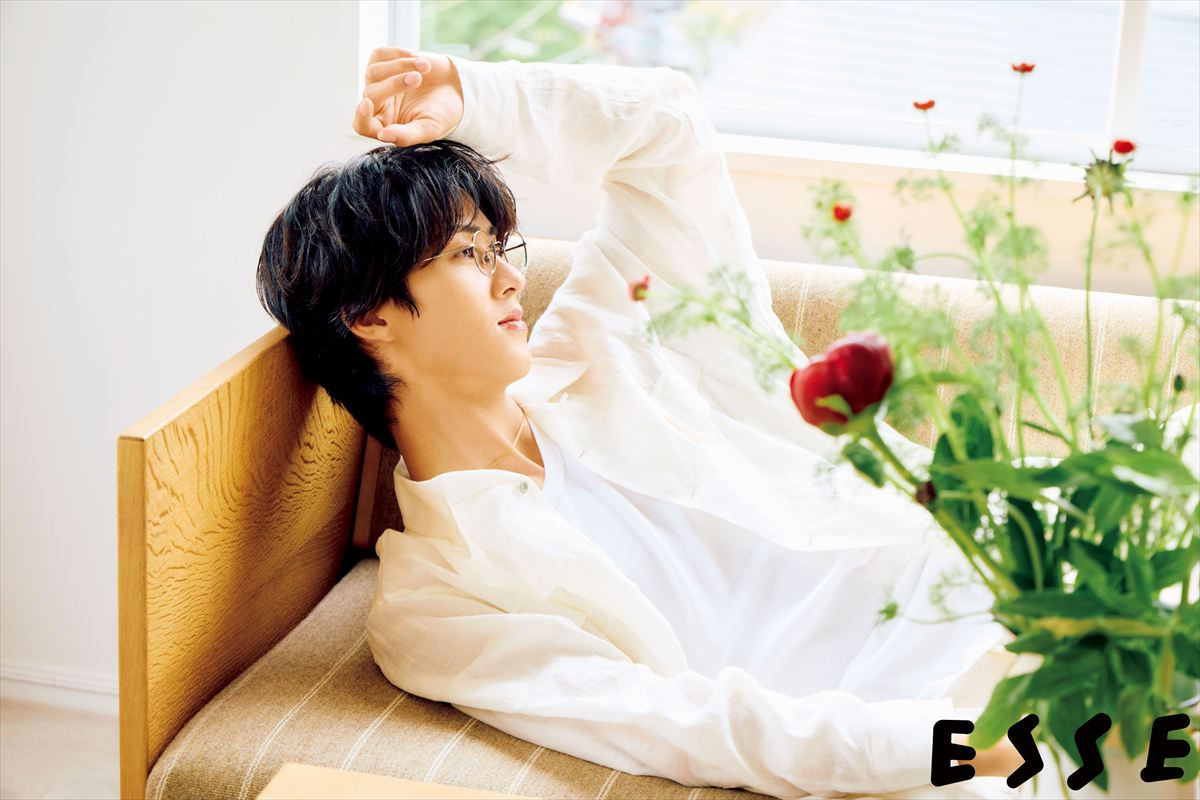 M！LK曽野舜太、“ハッピーレッド”の花とパシャリ『ESSE』初登場！等身大な暮らしにせまるインタビューも