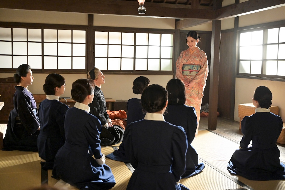 明日の『風、薫る』バーンズ先生、“りん”見上愛や“直美”上坂樹里たちの前で授業を行う