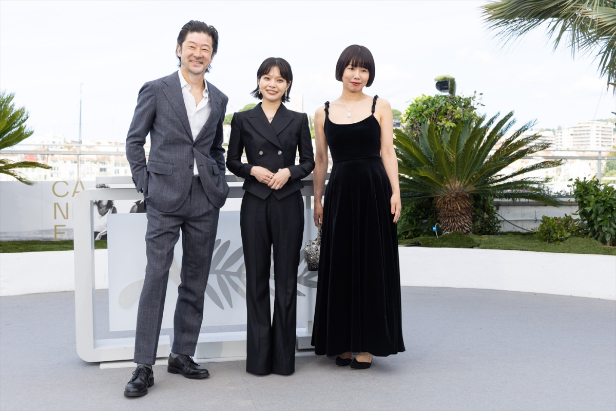 岸井ゆきのがカンヌ初参加！　映画『すべて真夜中の恋人たち』公式上映のスタオベに浅野忠信がガッツポーズ