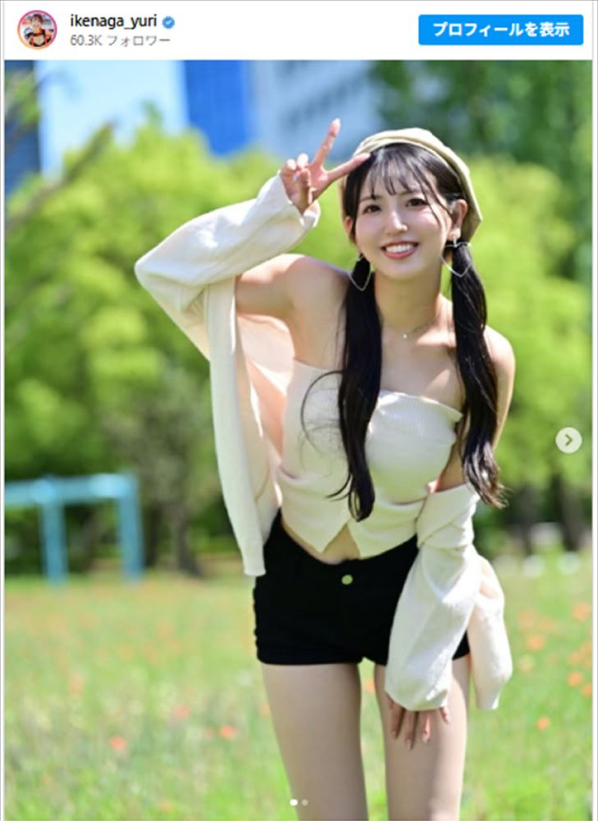 池永百合、へそ出しチューブトップにミニ丈の夏先取りコーデがかわいい　※「池永百合」Instagram