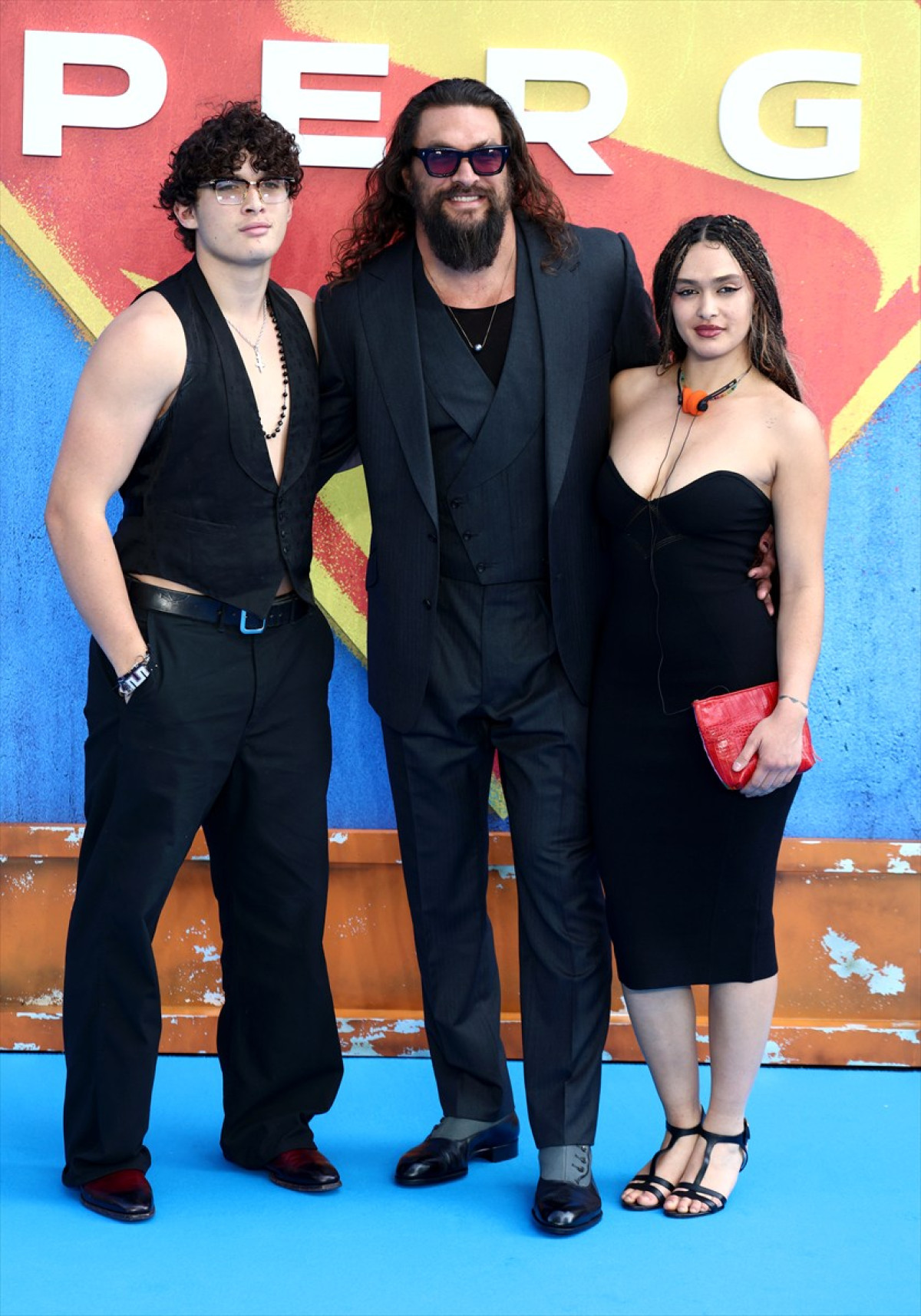 ジェイソン・モモア、イケメン＆美女に成長した子どもたちと『スーパーガール』プレミアに来場　恋人とキスも