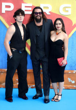 ジェイソン・モモアと息子ナコア・ウルフ＆娘ローラ
