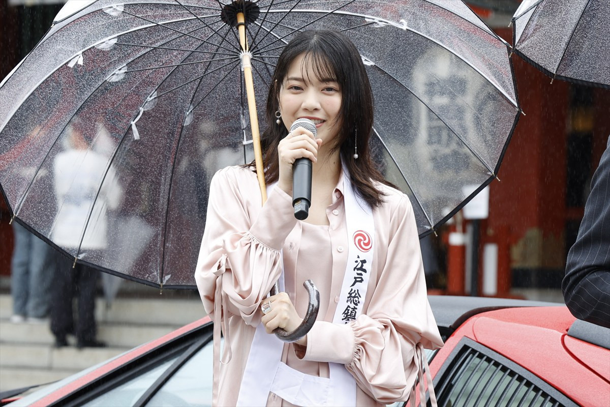舘ひろし、神田明神に赤いフェラーリと共に登場！　西野七瀬と『免許返納!?』大ヒット祈願
