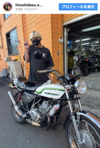 ヒロシ、愛車の隣でピースサイン　※「ヒロシ」Instagram