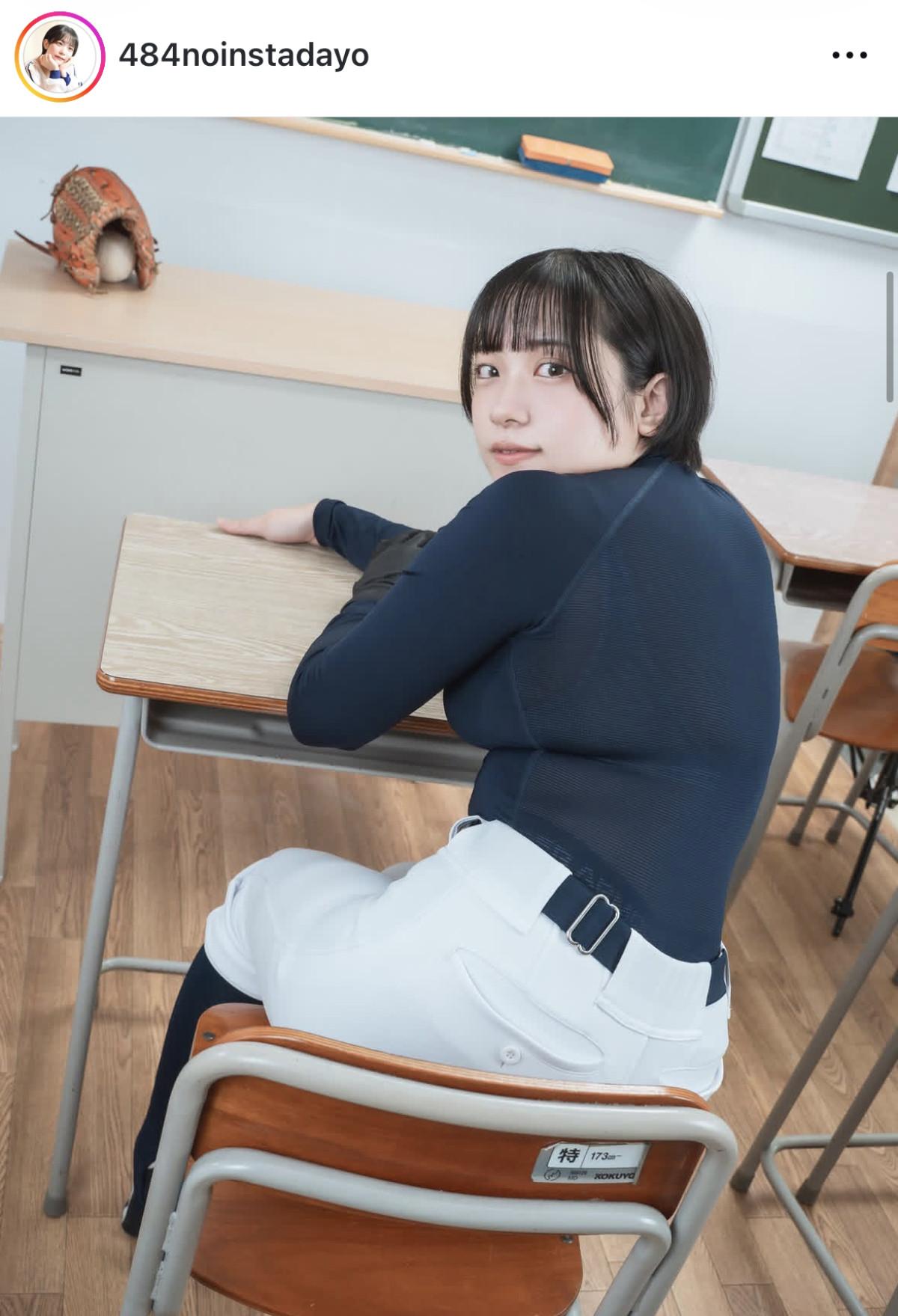 暫、透け透けアンダーシャツ姿　※「暫（しばし）」Instagram