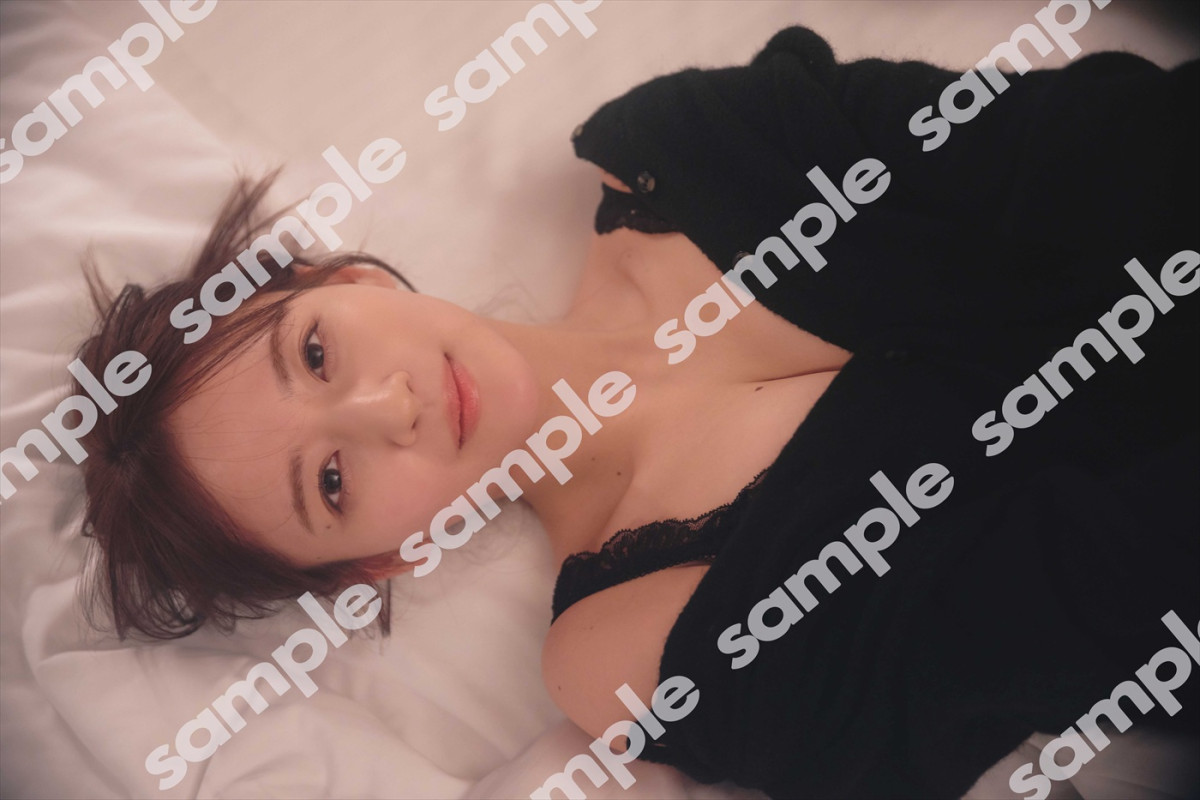 乃木坂46・金川紗耶、水着姿でポテチを味わう！　1st写真集封入特典ポストカード絵柄6種解禁
