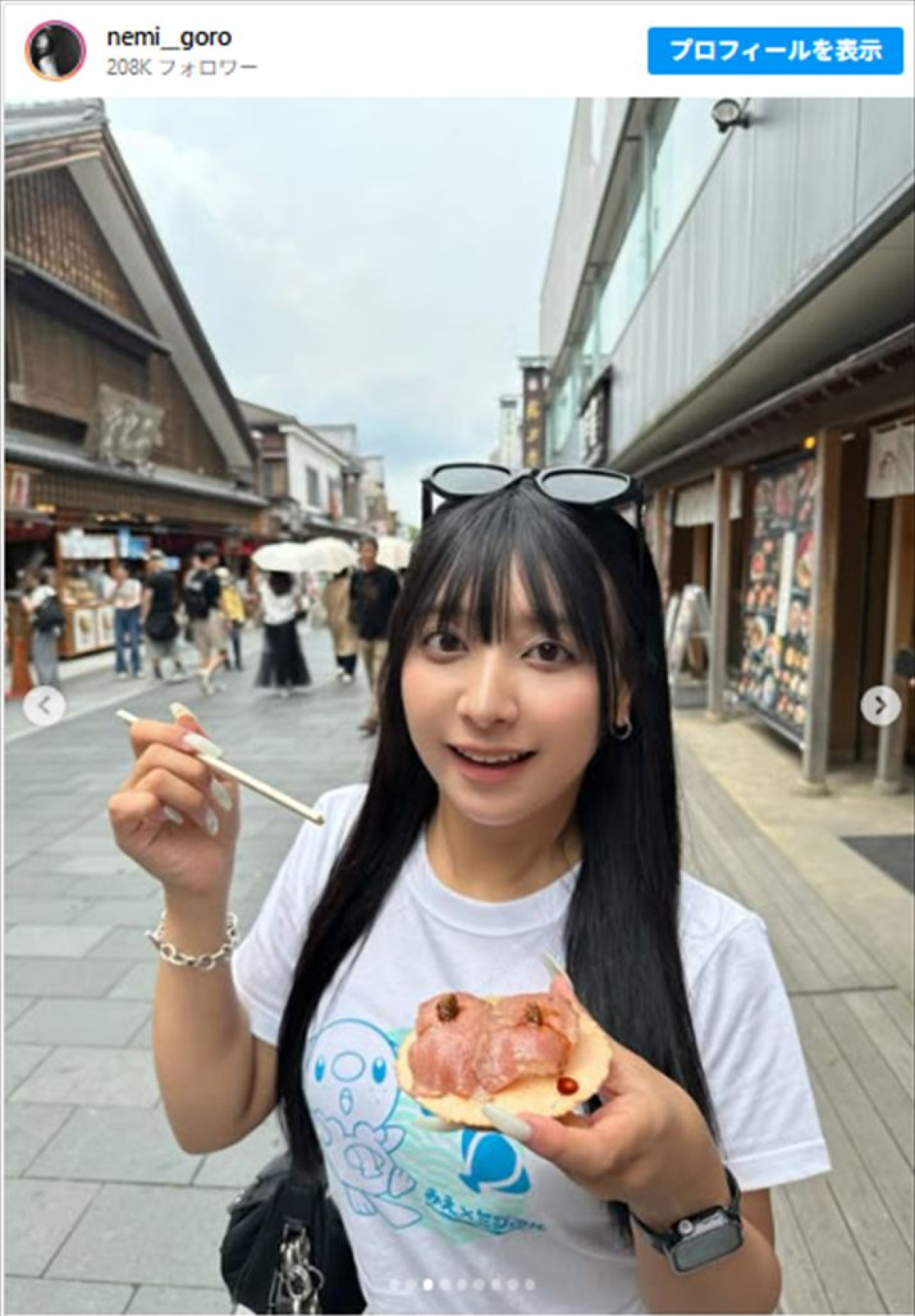 魅惑のウエストがチラリ　椚マイカ　※「椚マイカ」Instagram