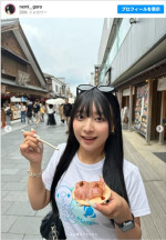 魅惑のウエストがチラリ　椚マイカ　※「椚マイカ」Instagram