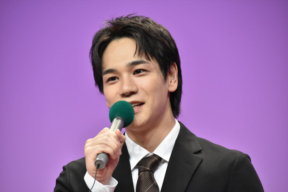 かたせ梨乃、ウエディングドレス姿で豆原一成と“結婚式”再現　「こんなダイナマイトな役は初めて」
