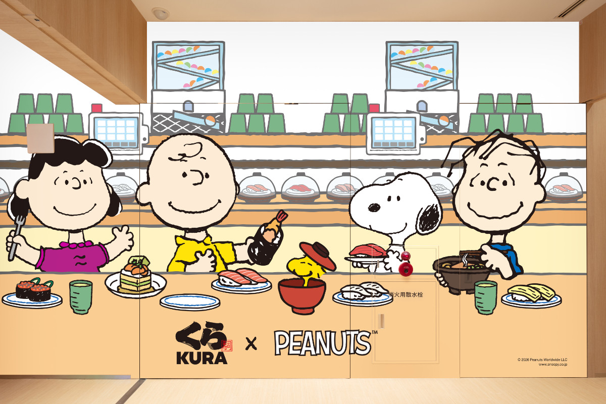 『PEANUTS』×「くら寿司」がコラボ! スヌーピーの“寿司皿”や歴代アートの“缶バッジ”など用意