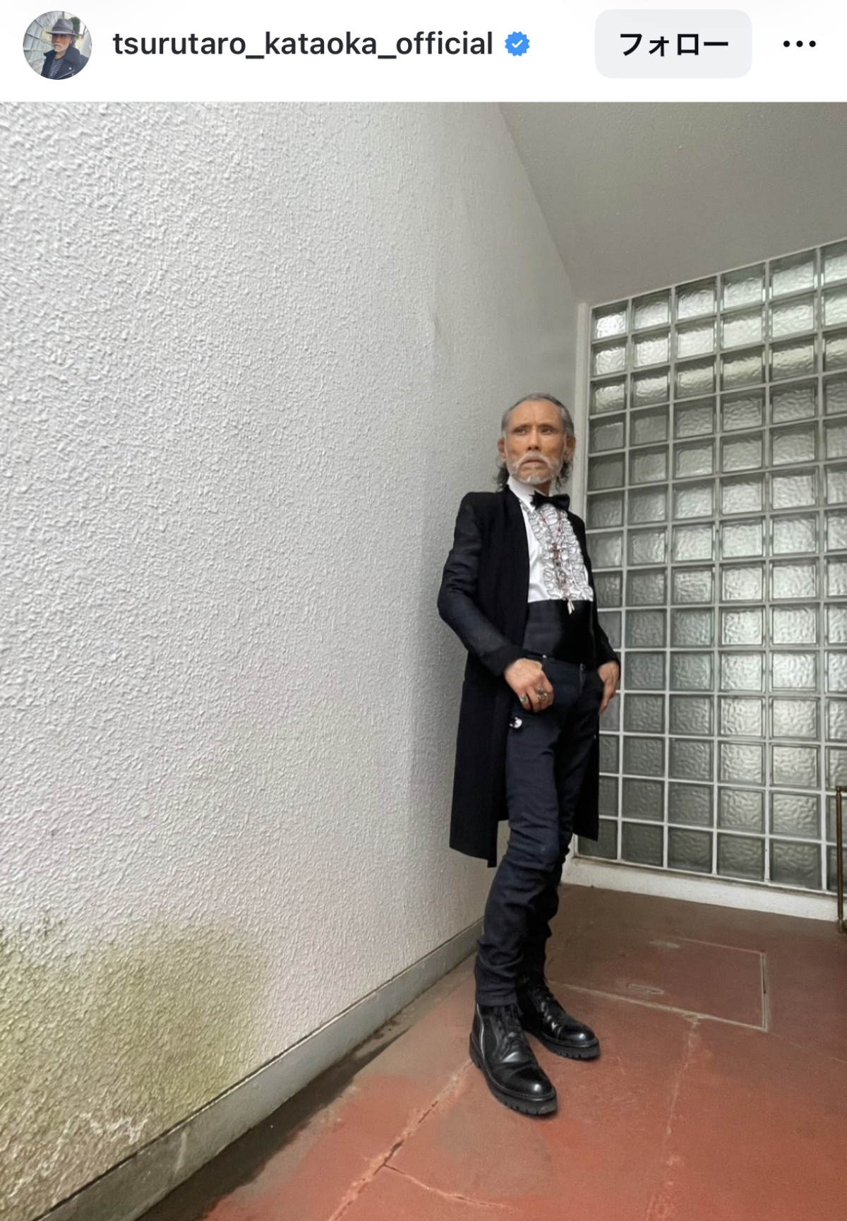 オシャレすぎる71歳・片岡鶴太郎、そういう引き出しもある!?　ファンキーコーデに反響「恐ろしく粋なイケオジ」