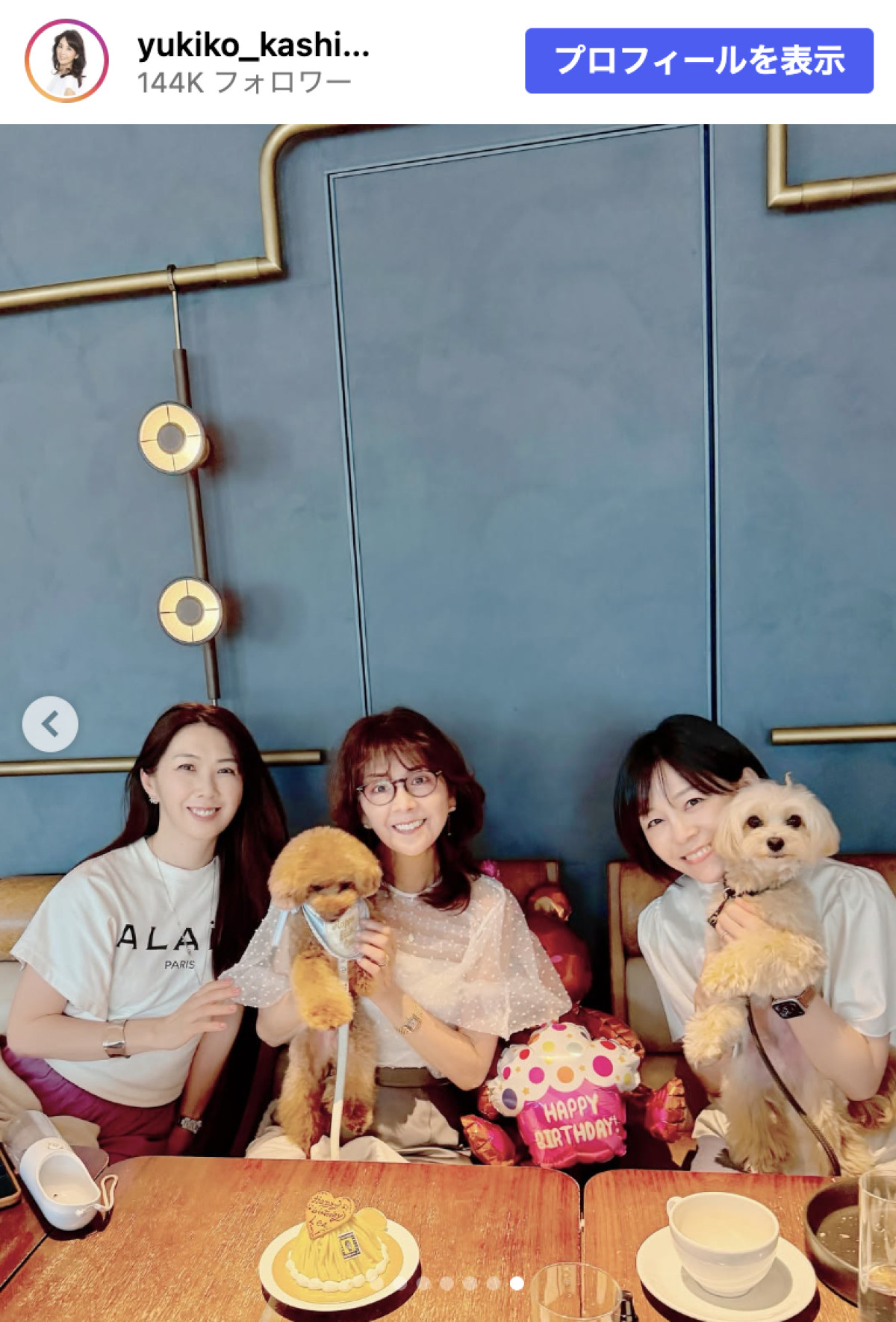 柏木由紀子78歳、涼やかなシアーコーデで愛犬5歳の誕生日をお祝い