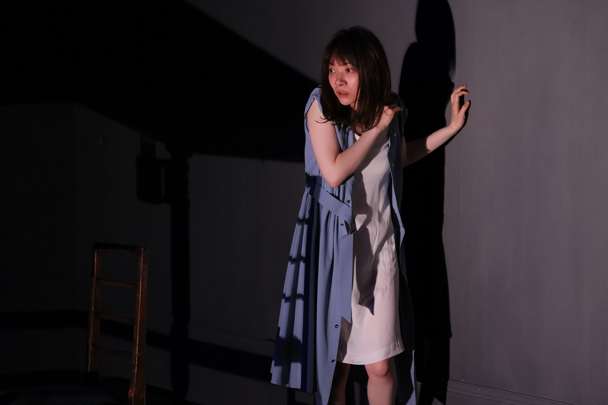 三浦透子、初の一人芝居『プライマ・フェイシィ』開幕　世界を席巻した話題作の日本初演に体当たり