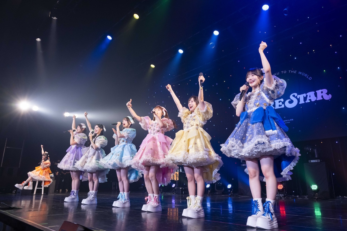 MORE STAR初ワンマンで“WITH KAWAII”全開！　新曲3曲披露で会場を熱狂の渦に