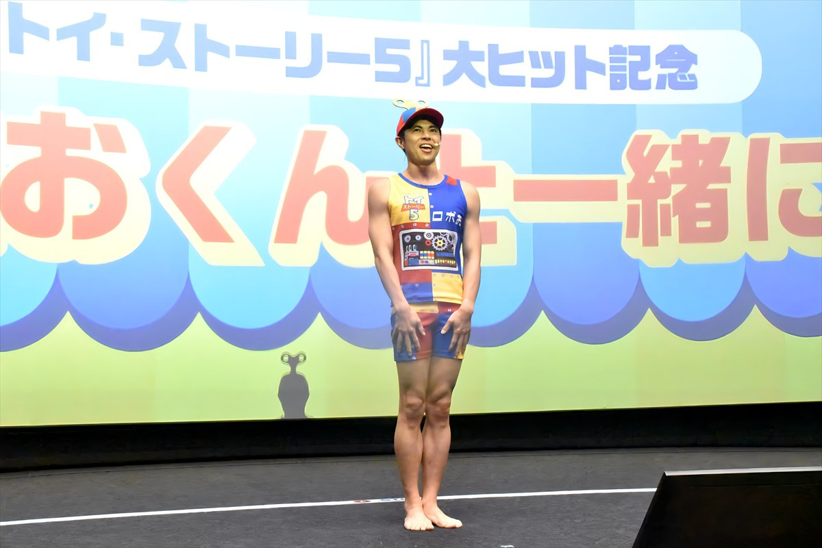 小島よしお改め"小島ロボお"、子どもたちと『トイ・ストーリー5』大ヒットをお祝い　「5回見れば見つかる？」カメオ出演もアピール