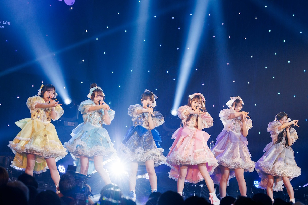 MORE STAR初ワンマンで“WITH KAWAII”全開！　新曲3曲披露で会場を熱狂の渦に
