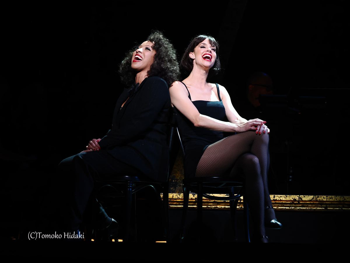 米倉涼子、美デコルテ際立つブラックドレスで登場　『シカゴ』30周年記念来日公演を絶賛！