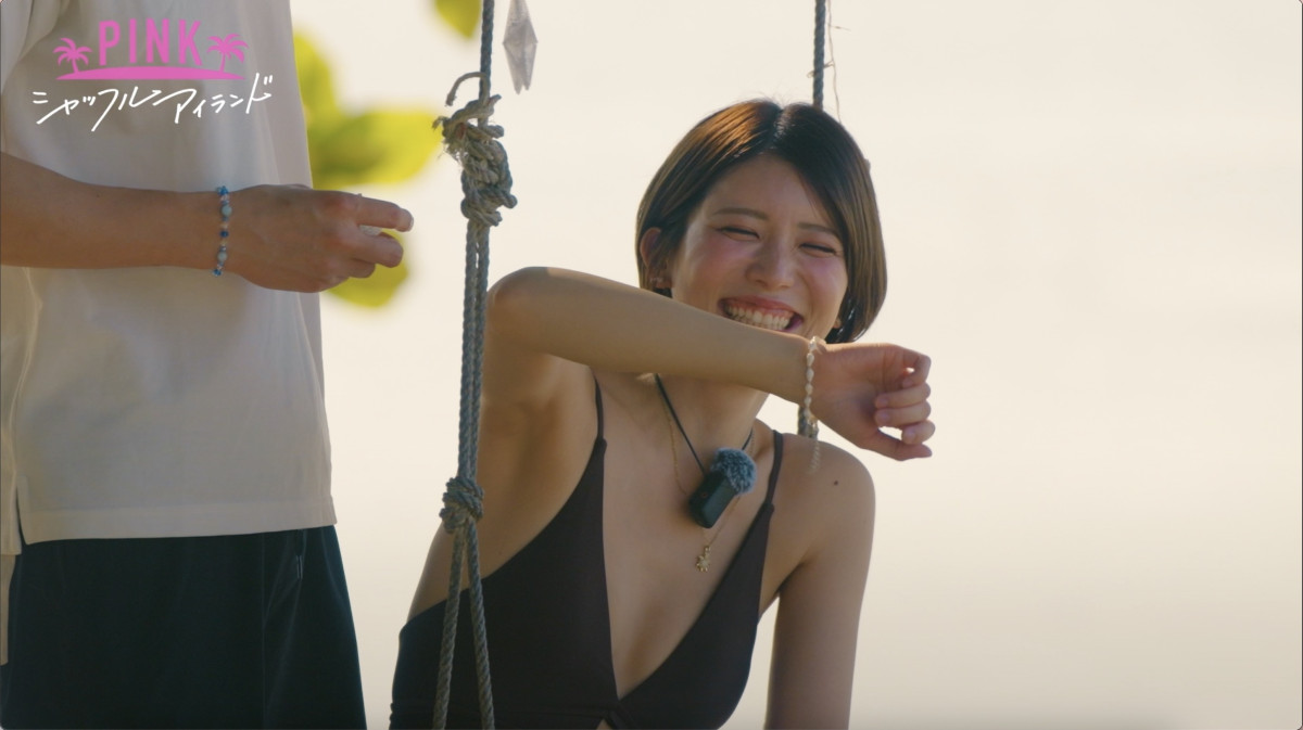 プールで美女ダンサーが“不意打ちキス”　スタジオ大興奮「口にいった！」