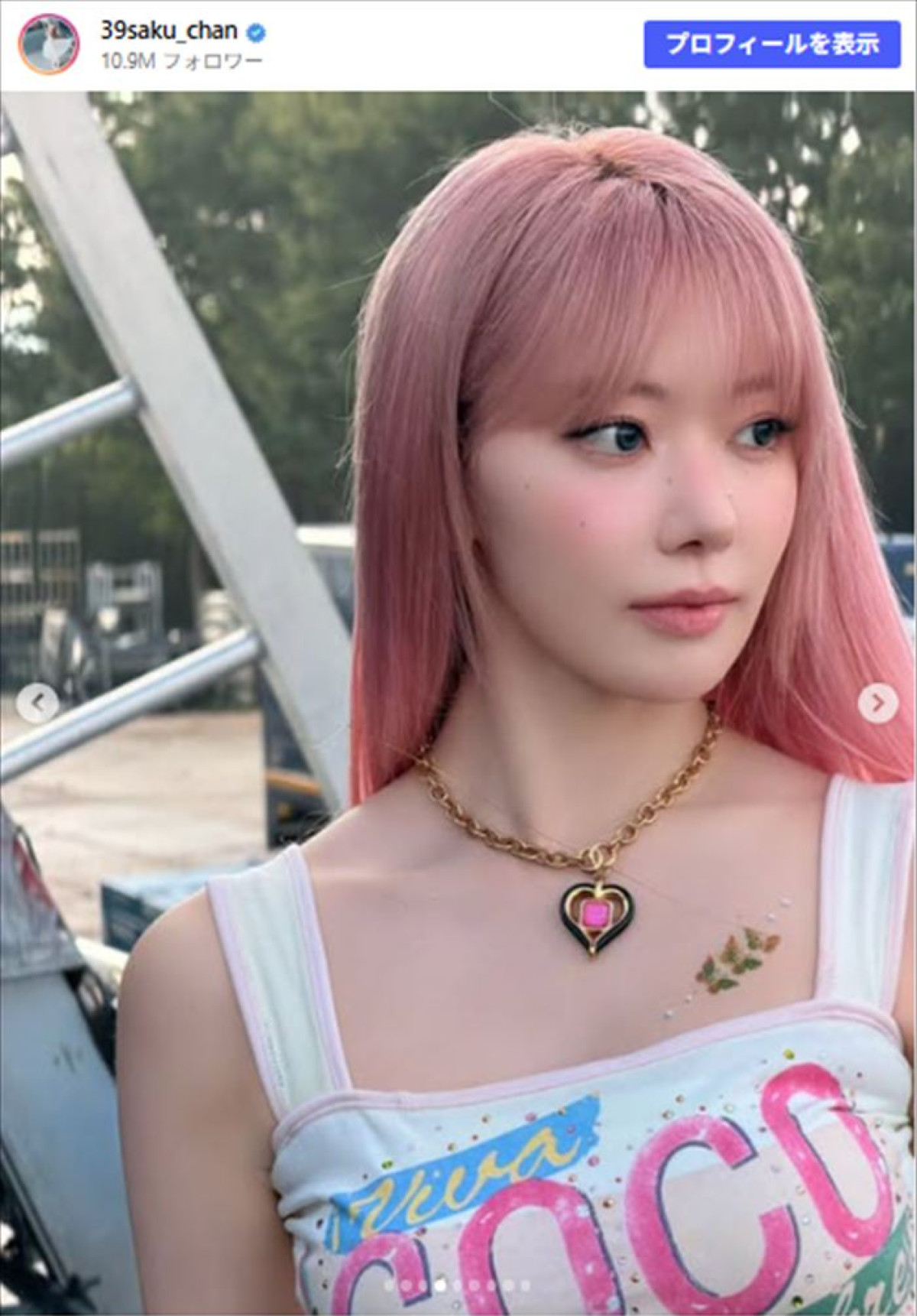 サマソニのバックステージでポーズを取るLE SSERAFIMのSAKURA（宮脇咲良）　※「宮脇咲良」Instagram