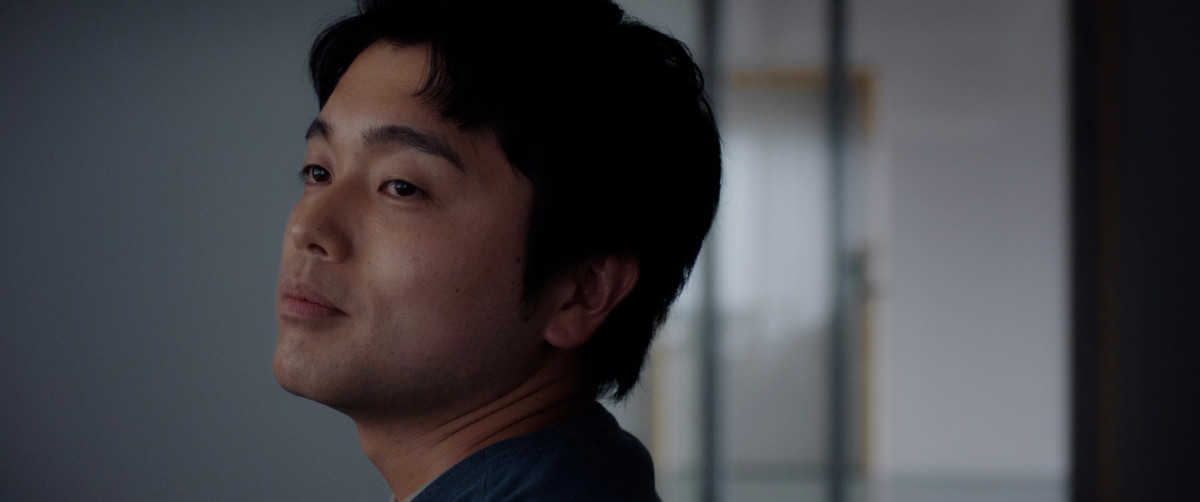 King Gnu井口理、“推し”を守るため粉骨砕身　主演映画『逃げろお嬢さん』場面カット10点解禁