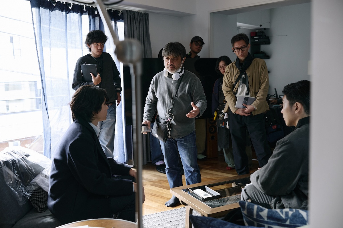 松村北斗＆今田美桜が明かす岸善幸監督への信頼　『白鳥とコウモリ』メイキングカット解禁