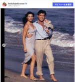 元007ピアース・ブロスナン、妻が素敵ショットで結婚25周年をお祝い　※「キーリー・シェイ・ブロスナン」Instagram