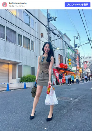 小寺真理、ノースリーブ×ミニスカ　夏らしいコーデ　※「小寺真理」Instagram