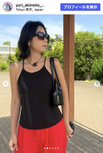 秋元優里、キャミソール＆日焼けした素肌あらわ　※「秋元優里」Instagram