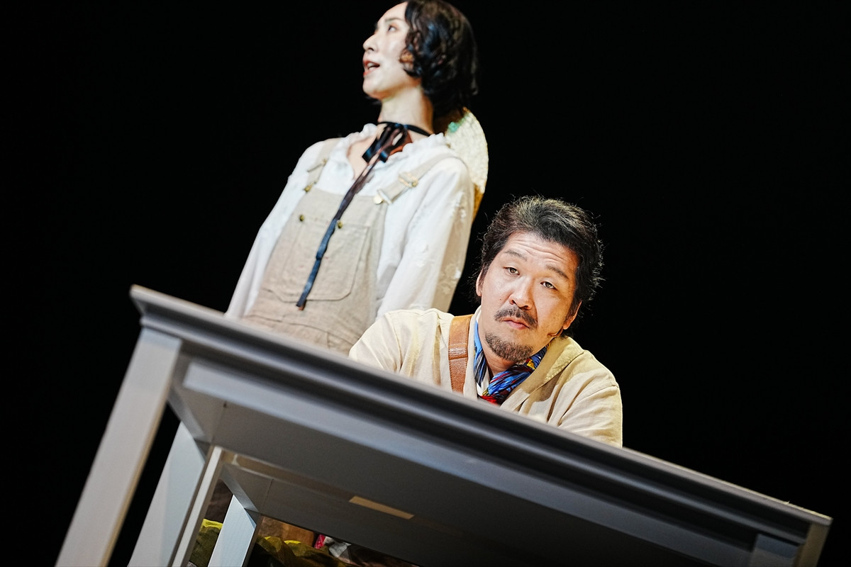 小林賢太郎作・演出『オールトの雲 ～天文台の大問題～』開幕　それぞれの居場所と向き合う普通の人々を描く“アカデミック・コメディ”