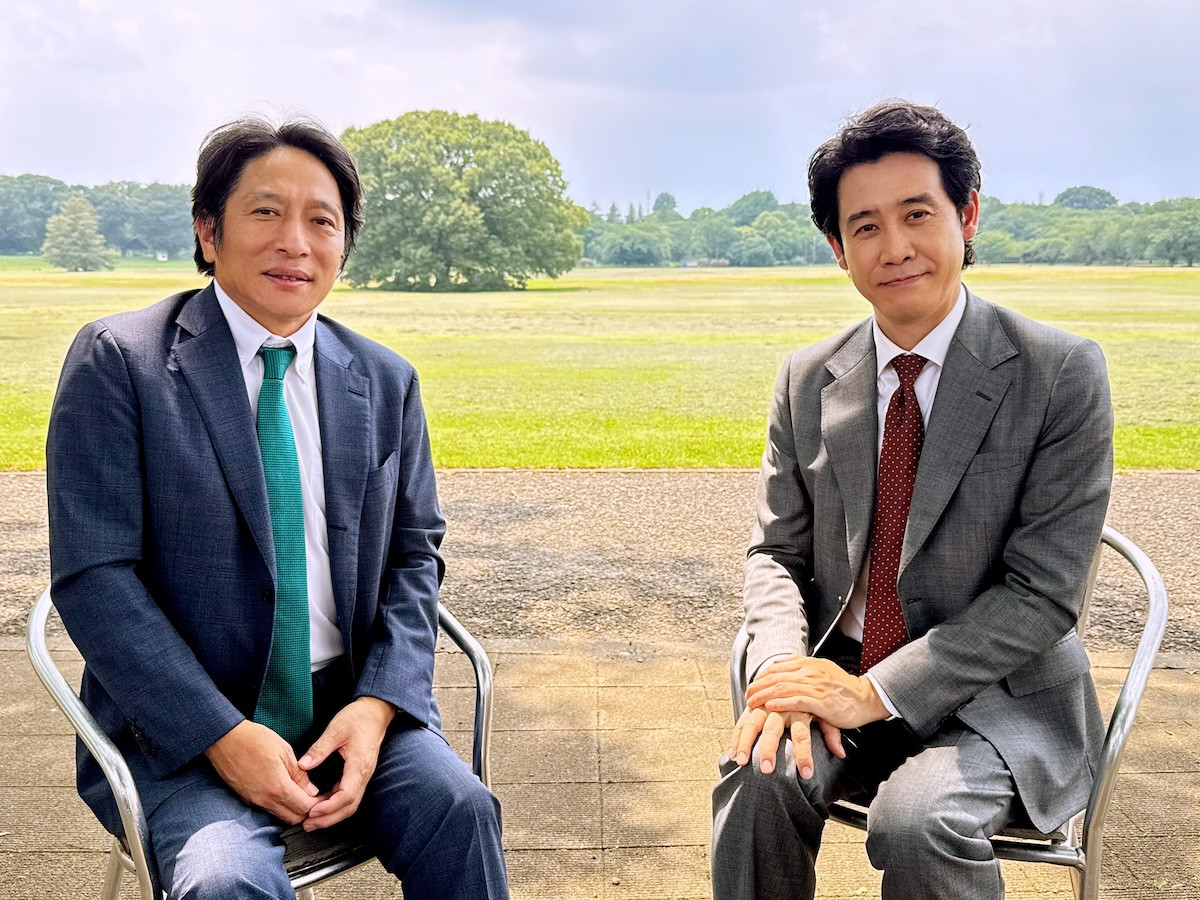 ドラマ『俺たちの箱根駅伝』に出演する青学・原晋監督と主演の大泉洋