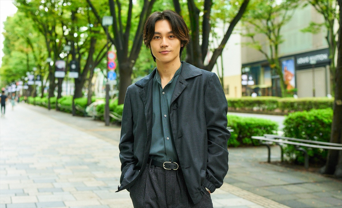 松田元太、スマートなダークグレースーツ姿で『はだかんぼうたち』クランクイン　演じる主人公は「悪っ！」